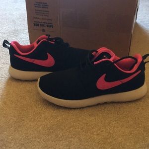 Girls Nike tennis shoes